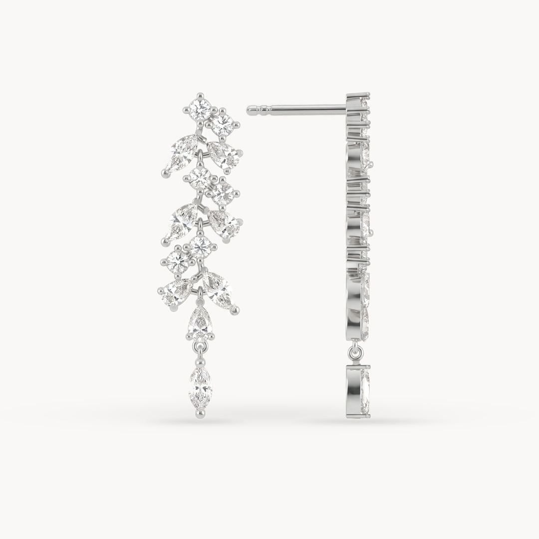 Alma Ohrringe aus 14kt. Weißgold, florale Silhouette aus Diamanten im Rund-, Tropfen- und Marquiseschliff, Einzelansicht mit Seitenprofil