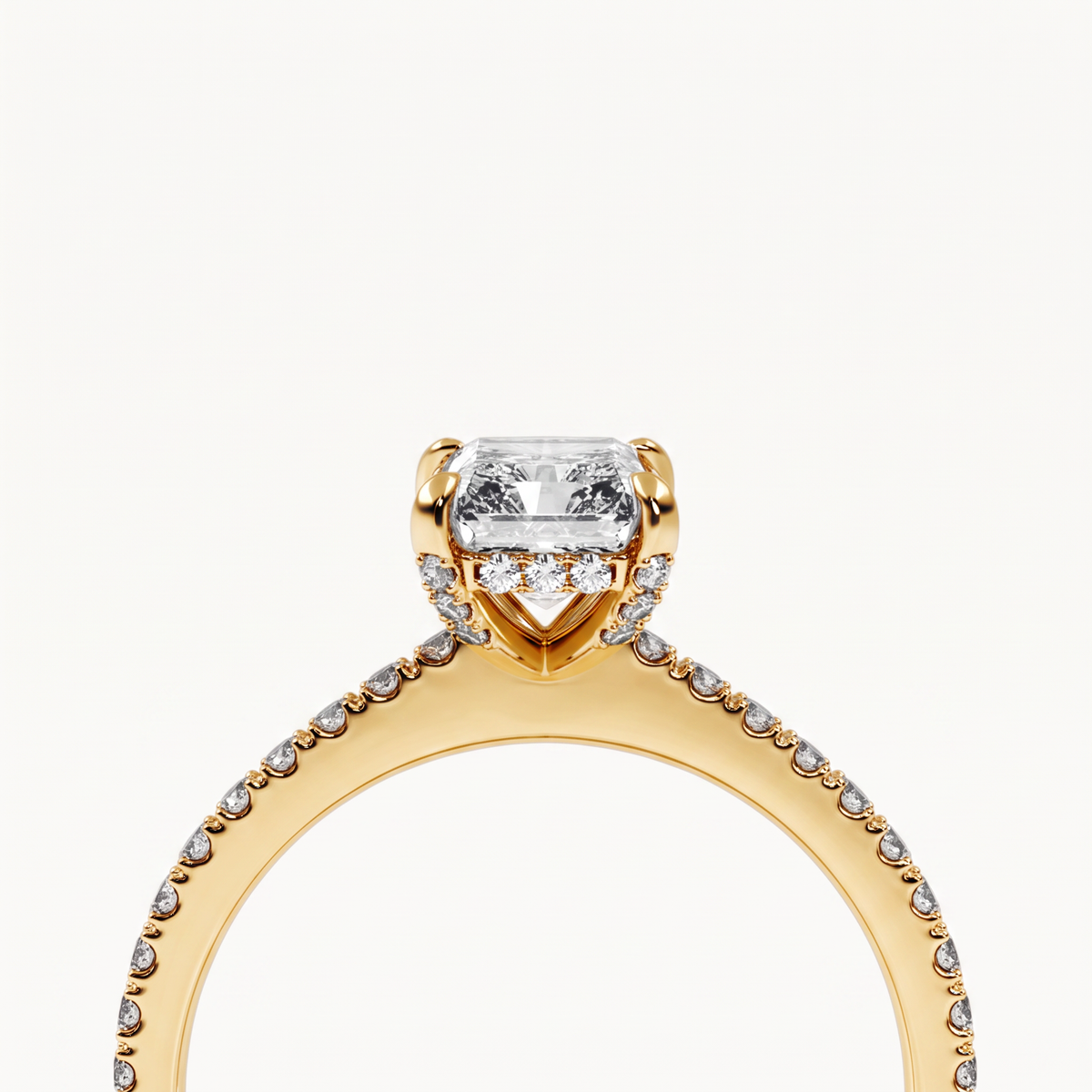 Nahaufnahme der Fassung des Darcy Pavé Verlobungsrings: Radiant-Diamant, vier Krappen, Hidden Halo