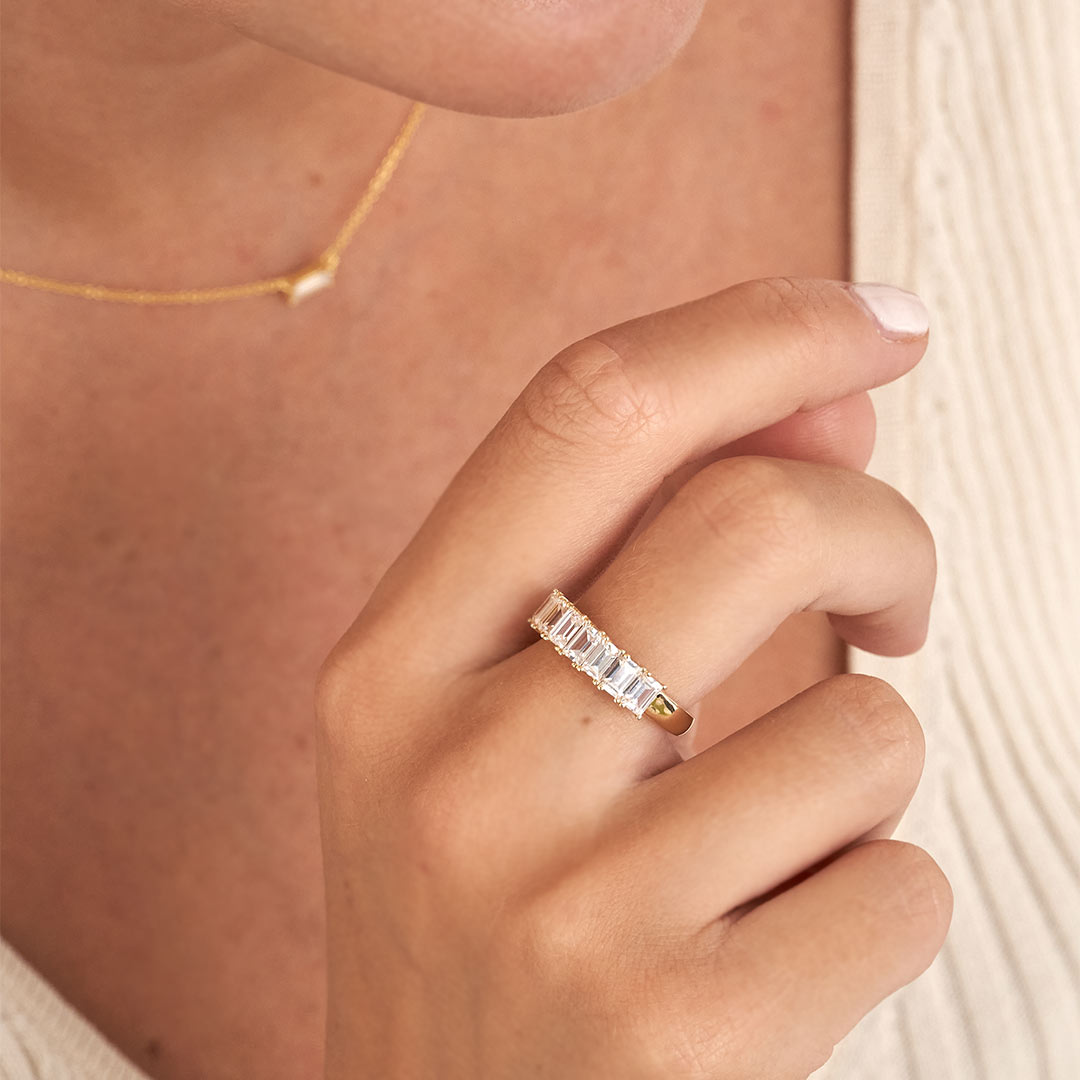 VEYNOU Donna Ring 18k yellow gold with 2 ct. lab-grown diamonds worn on the model