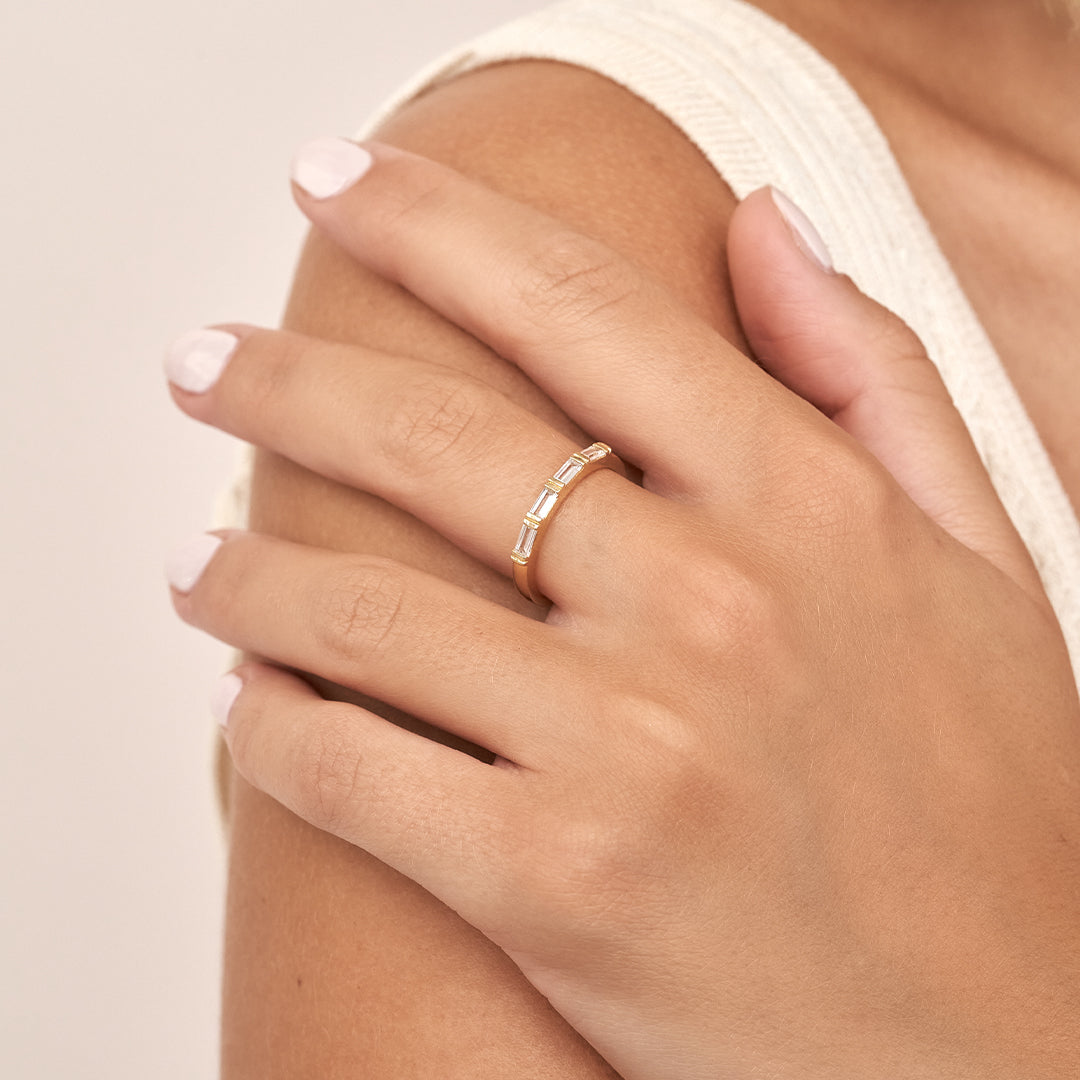 VEYNOU Zoe Ring 0,40 ct. 14kt. laborgezüchtete Baguette Schliff Diamanten in Gelbgold am Model