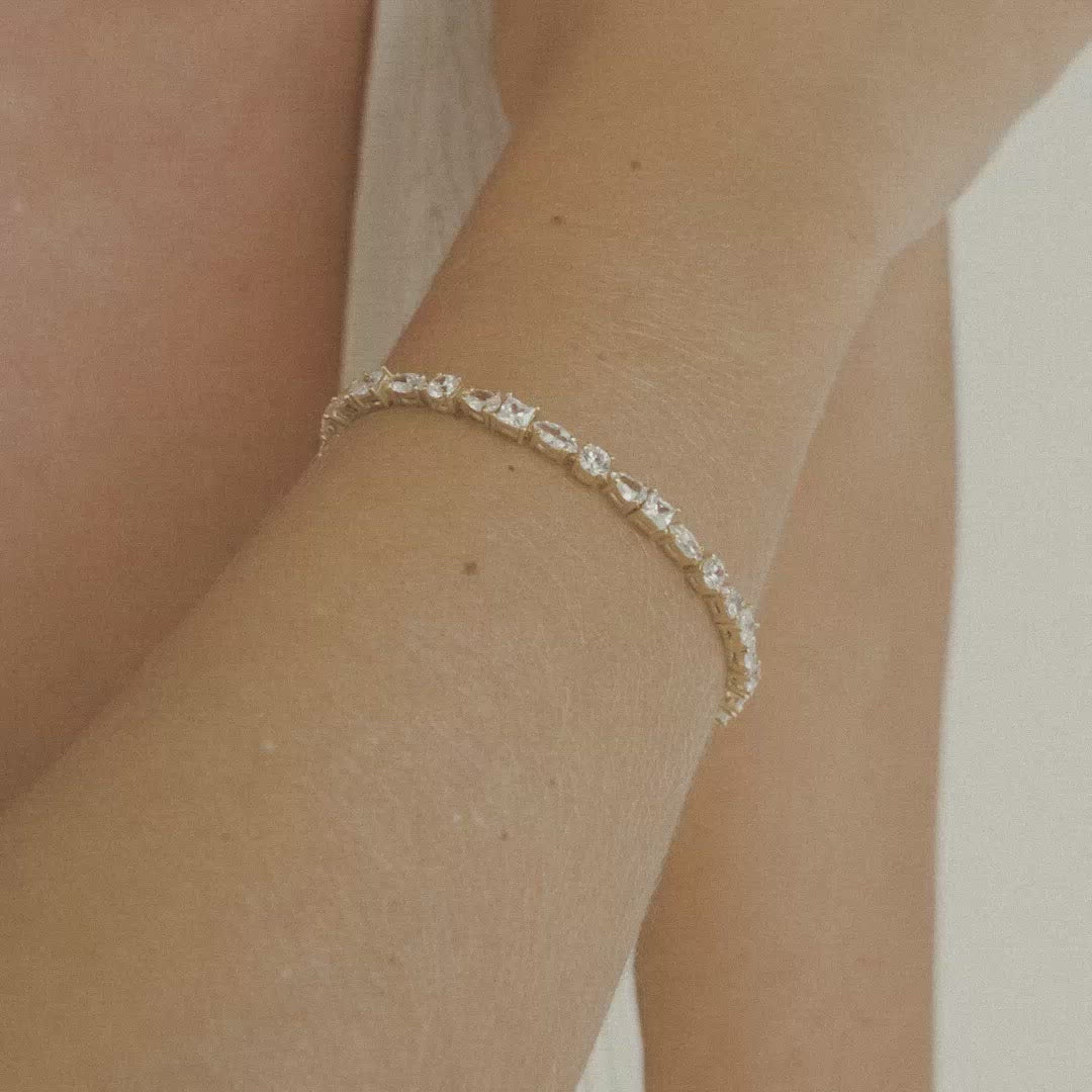 VEYNOU Theia bracelet with 8.50 ct. lab-grown diamonds in 18k yellow gold and various diamond cuts combined shown in the video