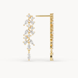 Alma Ohrringe aus 14kt. Gelbgold, florale Silhouette aus Diamanten im Rund-, Tropfen- und Marquiseschliff, Einzelansicht mit Seitenprofil