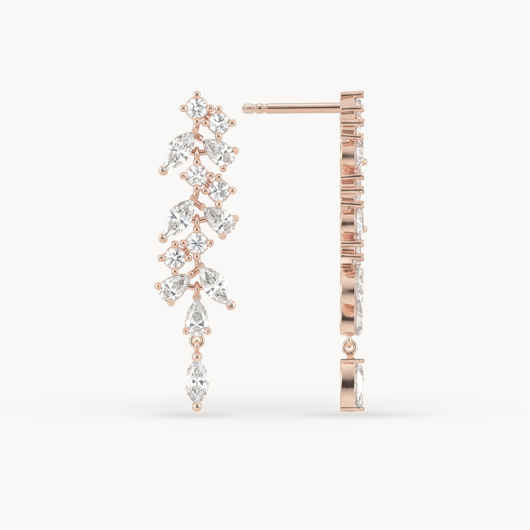 Alma Ohrringe aus 14kt. Roségold, florale Silhouette aus Diamanten im Rund-, Tropfen- und Marquiseschliff, Einzelansicht mit Seitenprofil