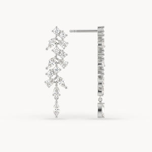 Alma Ohrringe aus 14kt. Weißgold, florale Silhouette aus Diamanten im Rund-, Tropfen- und Marquiseschliff, Einzelansicht mit Seitenprofil