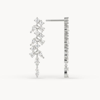 Alma Ohrringe aus 14kt. Weißgold, florale Silhouette aus Diamanten im Rund-, Tropfen- und Marquiseschliff, Einzelansicht mit Seitenprofil