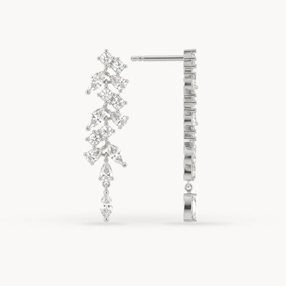 Alma Ohrringe aus 14kt. Weißgold, florale Silhouette aus Diamanten im Rund-, Tropfen- und Marquiseschliff, Einzelansicht mit Seitenprofil