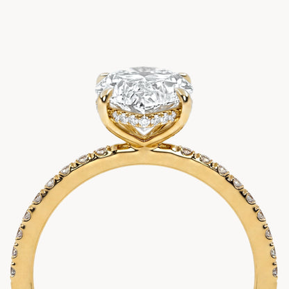 Rome Verlobungsring 3,71ct. in 18kt. Gelbgold, am Finger getragen