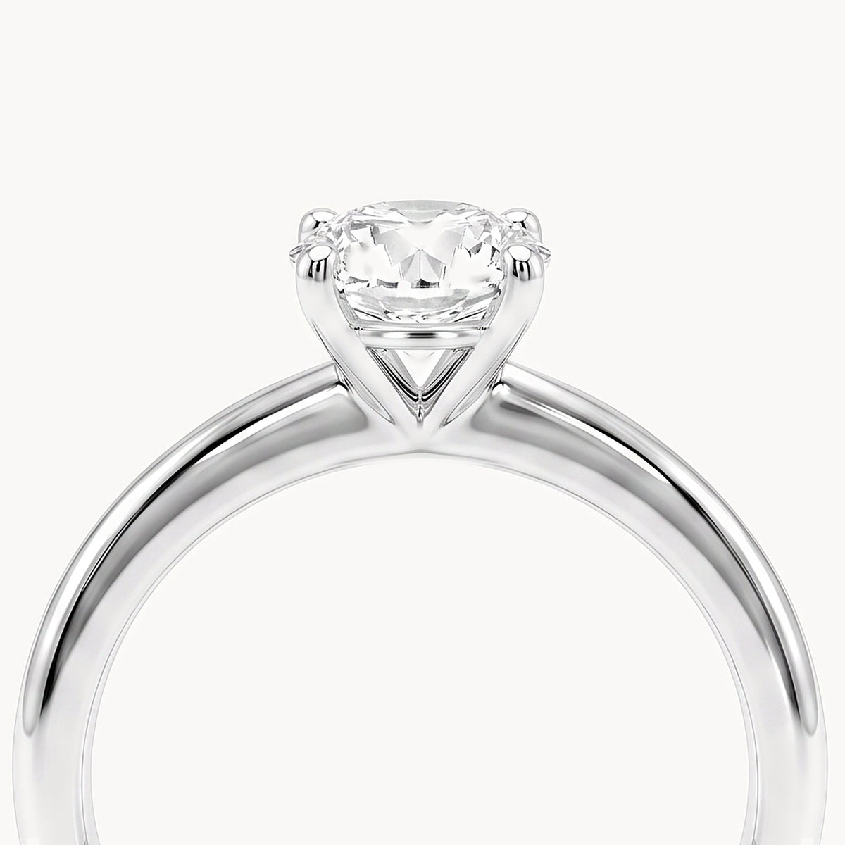 Solitaire Verlobungsring 0,35ct. in 18kt. Weißgold, am Finger getragen