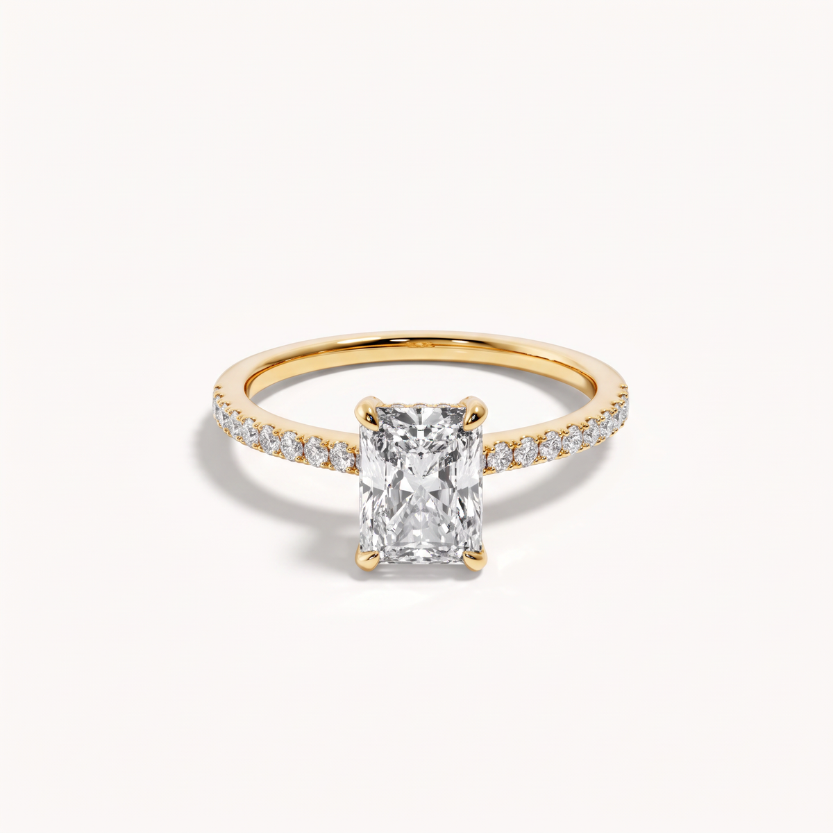 Darcy Pavé Verlobungsring aus 18kt Gelbgold mit 0,95ct Radiant-Diamant, liegend von vorne