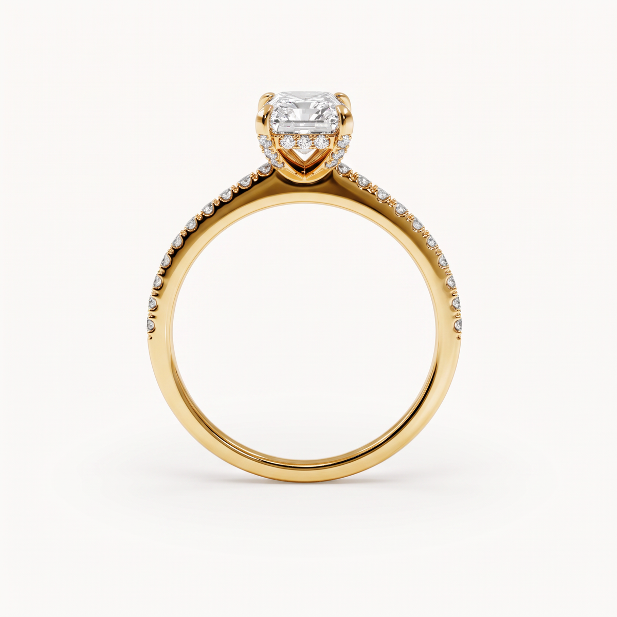 Darcy Pavé Verlobungsring in Gelbgold, stehende Frontansicht mit Pavé-Schiene und Hidden Halo