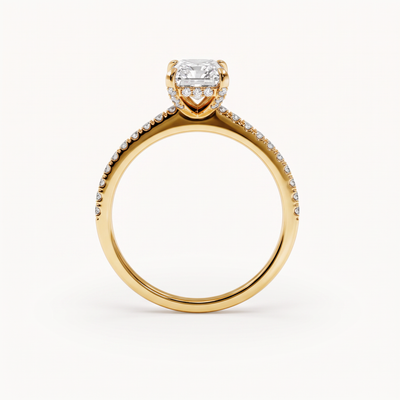 Darcy Pavé Verlobungsring in Gelbgold, stehende Frontansicht mit Pavé-Schiene und Hidden Halo