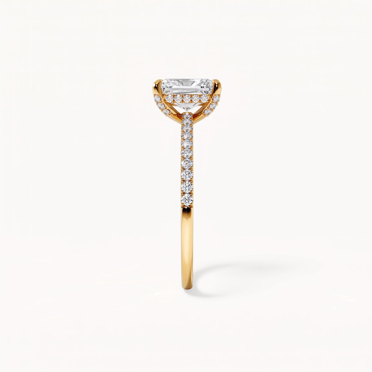 Seitenansicht des Darcy Pavé Verlobungsrings: Radiant-Diamant in vier Krappen, Pavé auf der Schiene