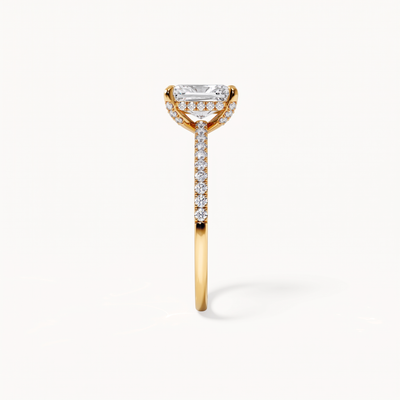 Seitenansicht des Darcy Pavé Verlobungsrings: Radiant-Diamant in vier Krappen, Pavé auf der Schiene