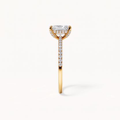 Seitenansicht des Darcy Pavé Verlobungsrings: Radiant-Diamant in vier Krappen, Pavé auf der Schiene