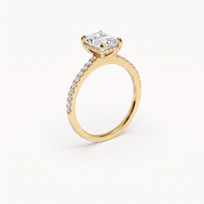 Darcy Pavé Verlobungsring aus Gelbgold in Schrägansicht mit Radiant-Diamant und 750-Stempel