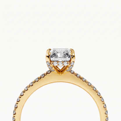 Nahaufnahme der Fassung des Darcy Pavé Verlobungsrings: Radiant-Diamant, vier Krappen, Hidden Halo