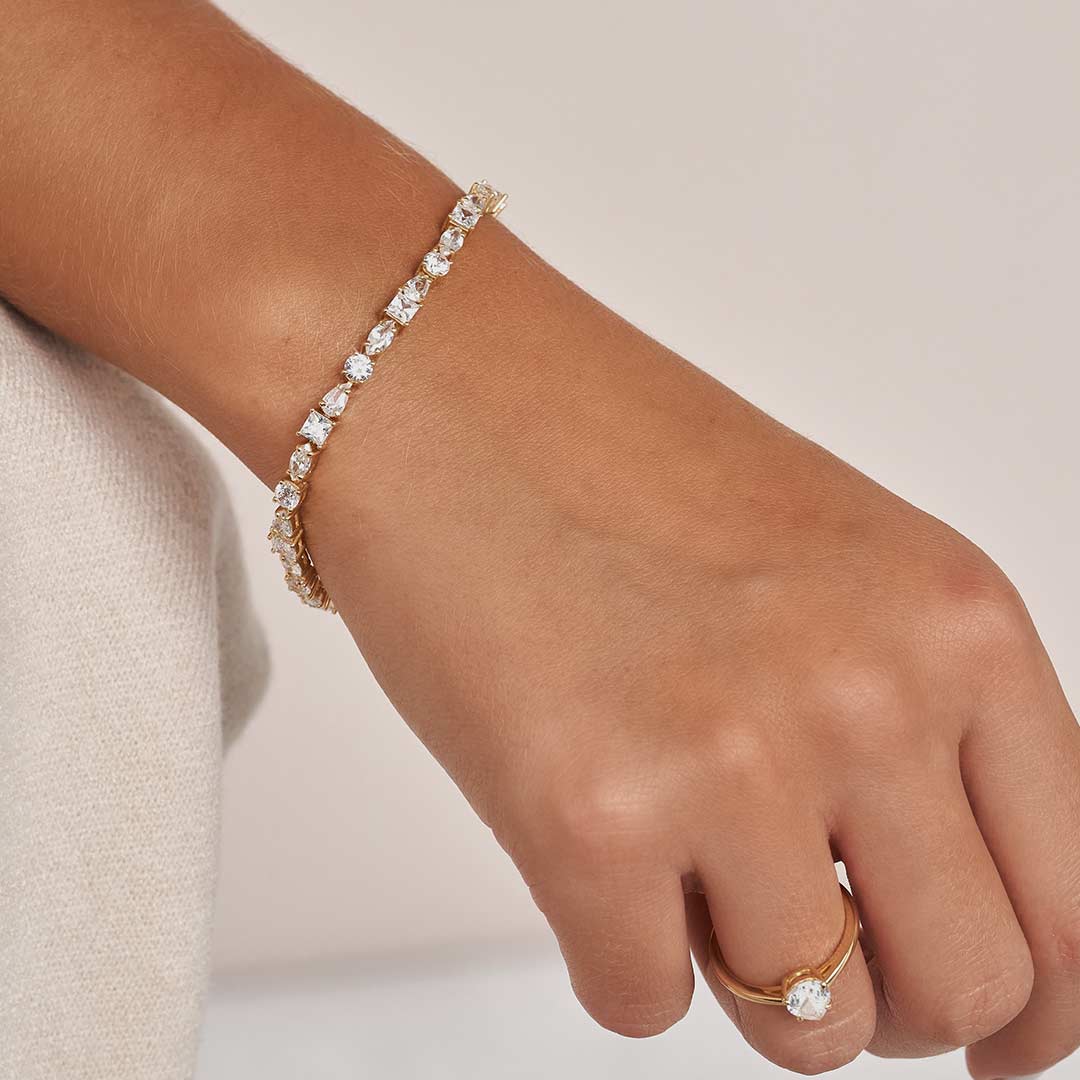 VEYNOU Theia Armband mit 8,50 ct. laborgezüchteten Diamanten in 18kt. Weißgold und verschiedenen Diamantschliffen kombiniert getragen am Model