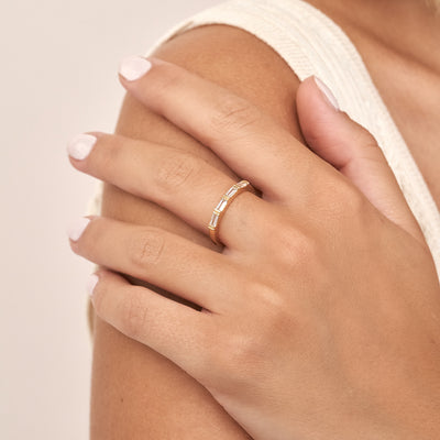 VEYNOU Zoe Ring 0.40 ct. 14k lab-grown Baguette Cut diamonds in Yellow Gold on model